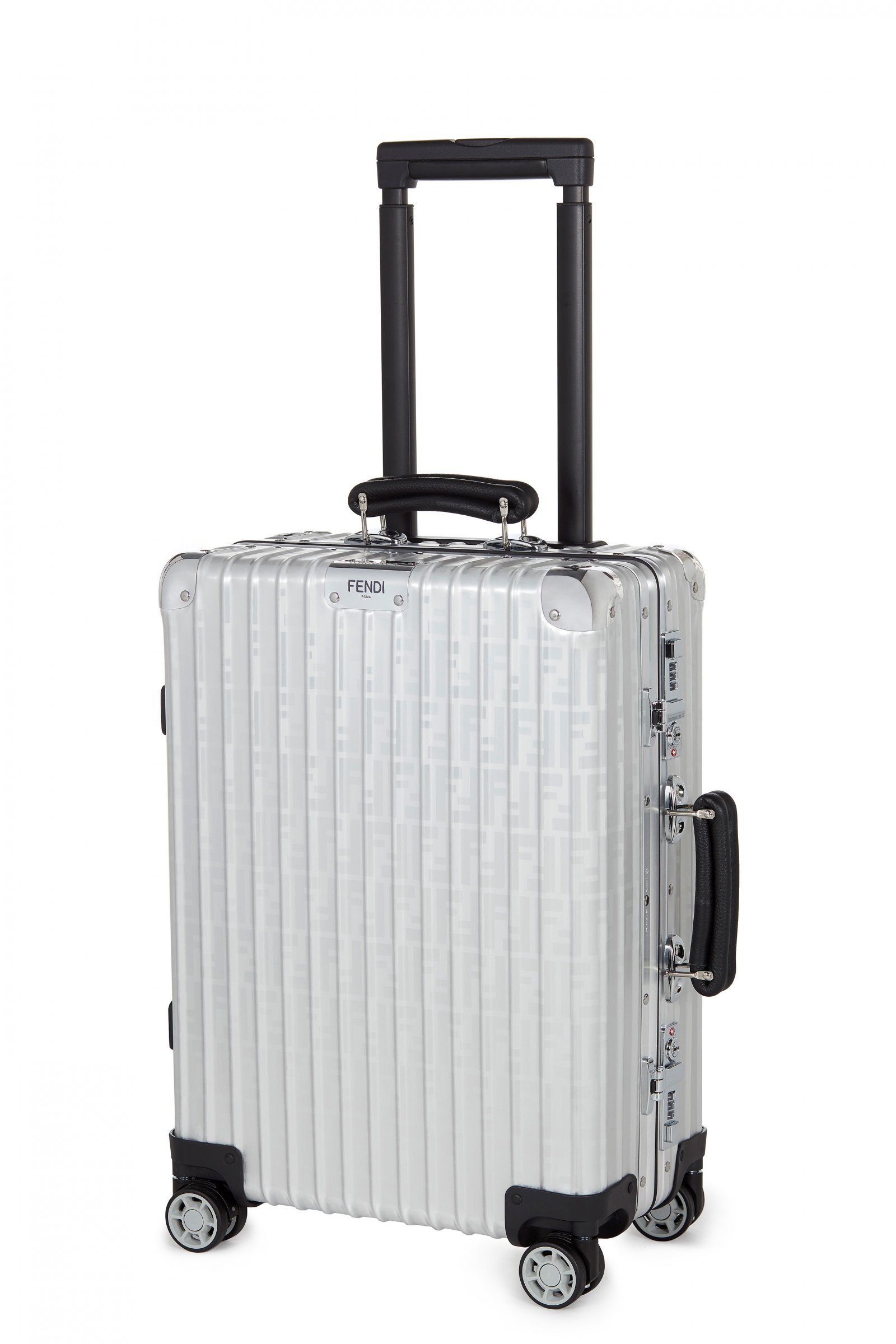 超美品　FENDI RIMOWA コラボスーツケース　シルバー＆ネイビー機内持込 フェンディ×リモワの魅惑のコラボスーツケースに注目｜Pen Online